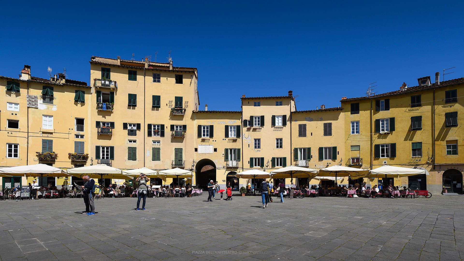 Piazza dell'Anfiteatro 4 Piazza dell'Anfiteatro - Lucca