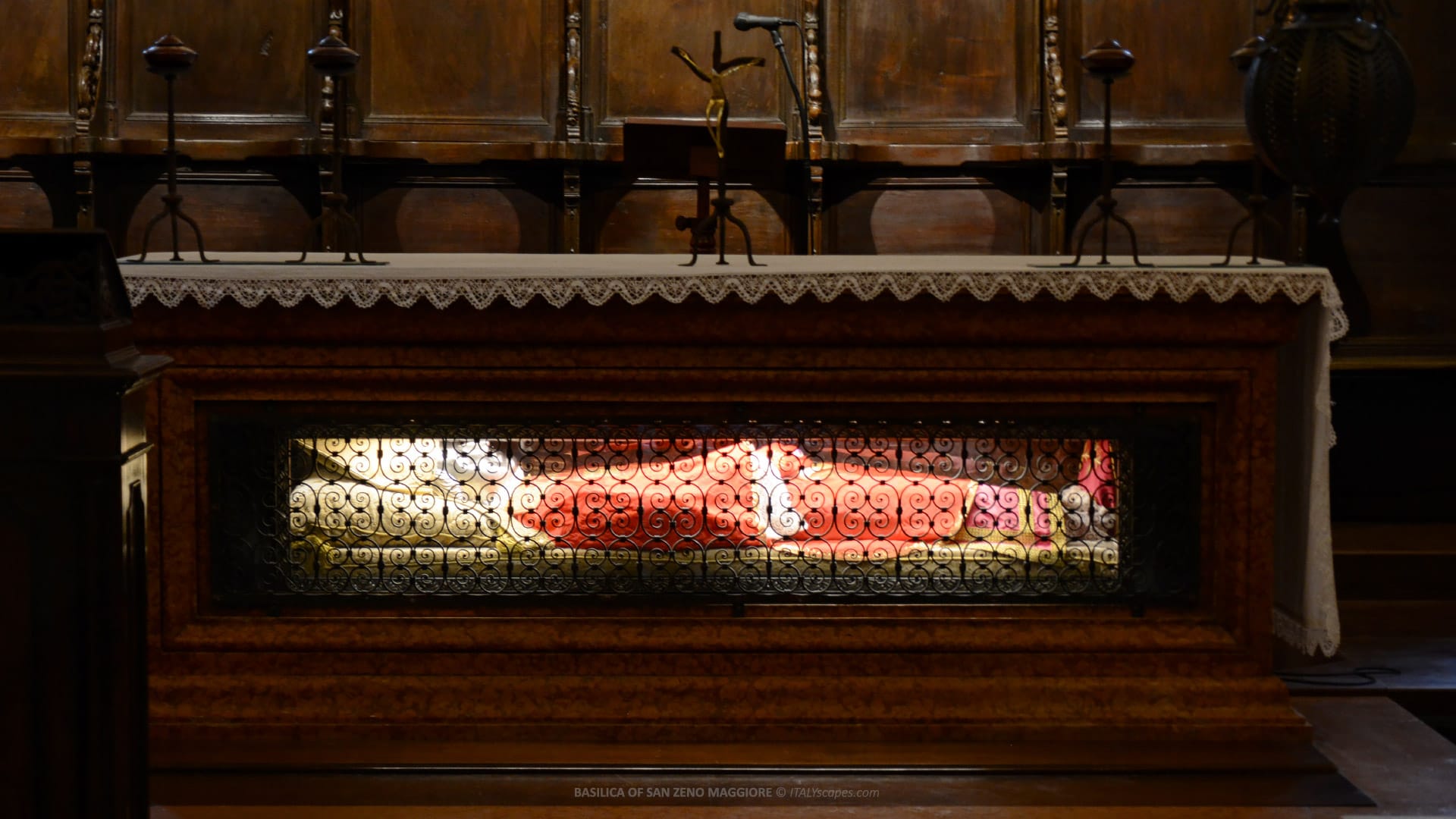Basilica of San Zeno Maggiore 4 The tomb of Saint Zeno