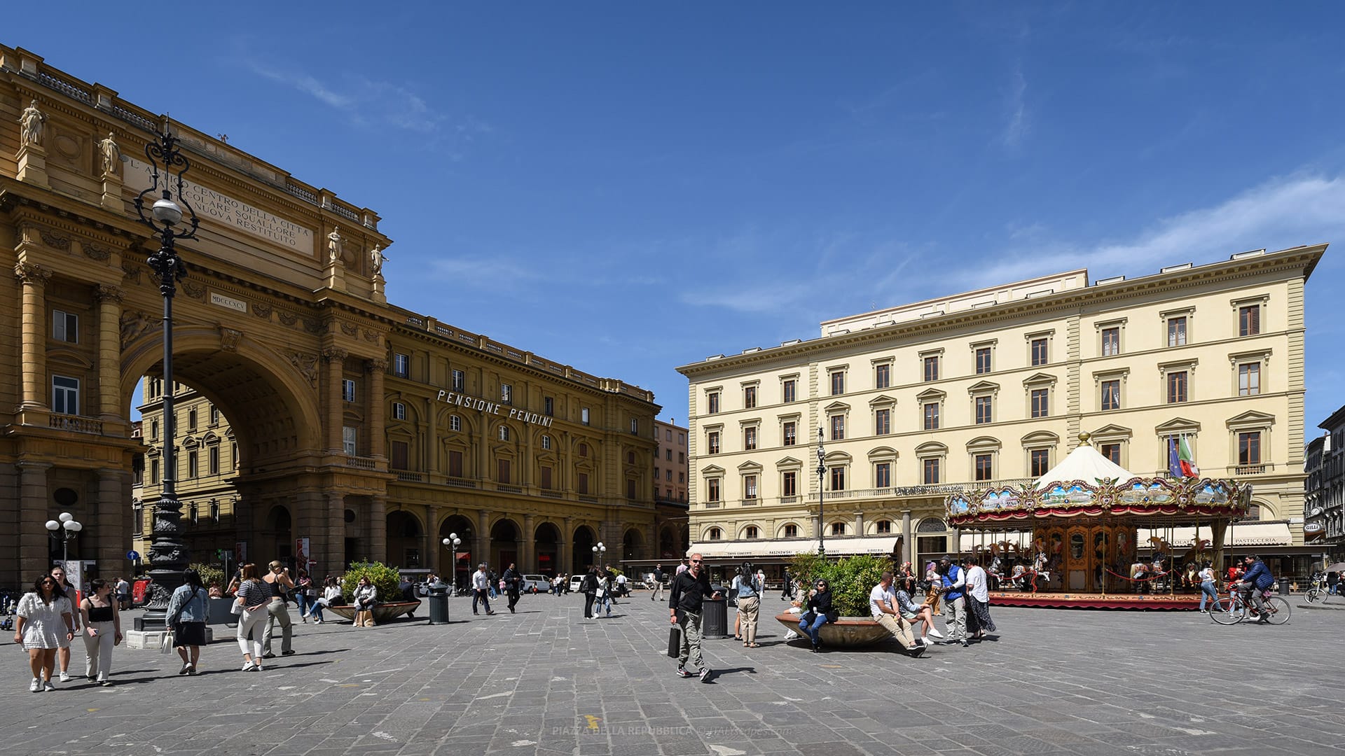 Piazza della Repubblica, with the Arcone on the left and Palazzo Levi on the right