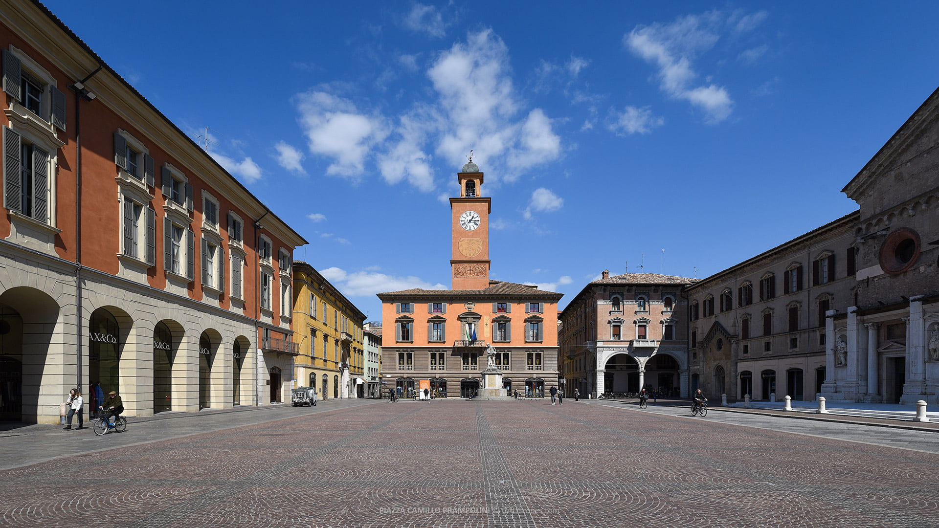 Piazza Camillo Prampolini 1 Piazza Camillo Prampolini - Reggio Emilia